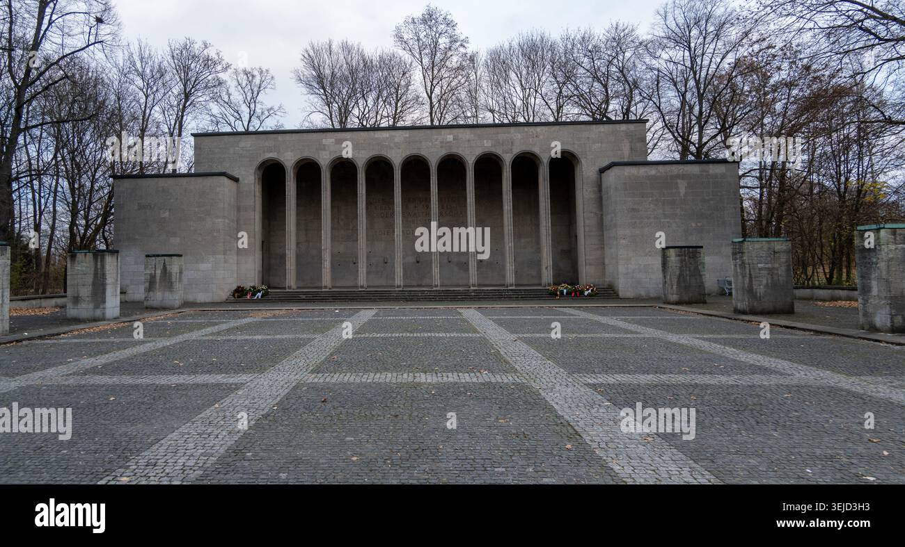 Vue large du bâtiment commémoratif du Hall of Honour avec colonnade voûtée et place pavée à Nuremberg, Bavière, Allemagne par temps couvert. Banque D'Images