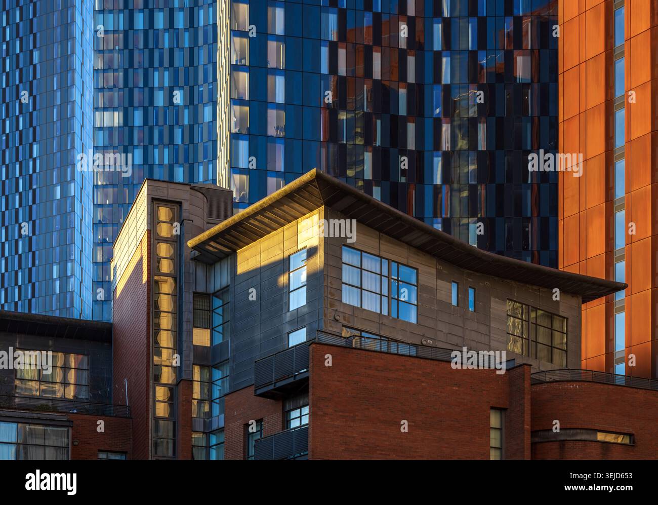 Les bâtiments modernes et les gratte-ciel sont illuminés par le soleil du matin à Deansgate, Manchester, Royaume-Uni Banque D'Images