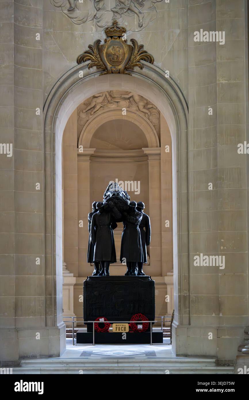 Paris, France - 24 novembre : vue à travers une arche de pierre vers le mémorial du maréchal Foch avec sculpture de porteur de palette en bronze et couronnes à l'intérieur des Invalides Banque D'Images