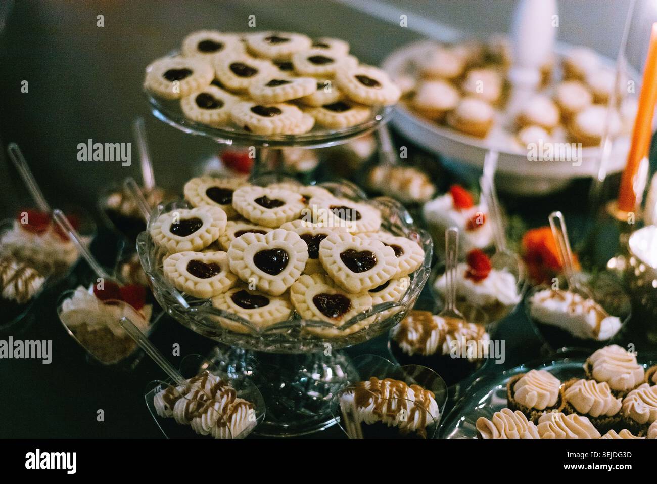 Table de desserts festifs avec biscuits à la confiture en forme de coeur Banque D'Images