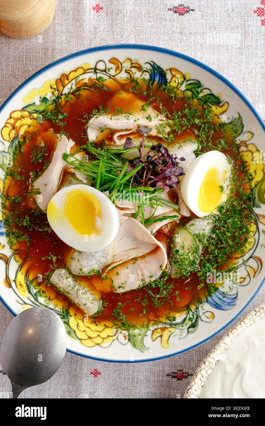 Soupe traditionnelle okroshka avec oeuf et poulet Banque D'Images