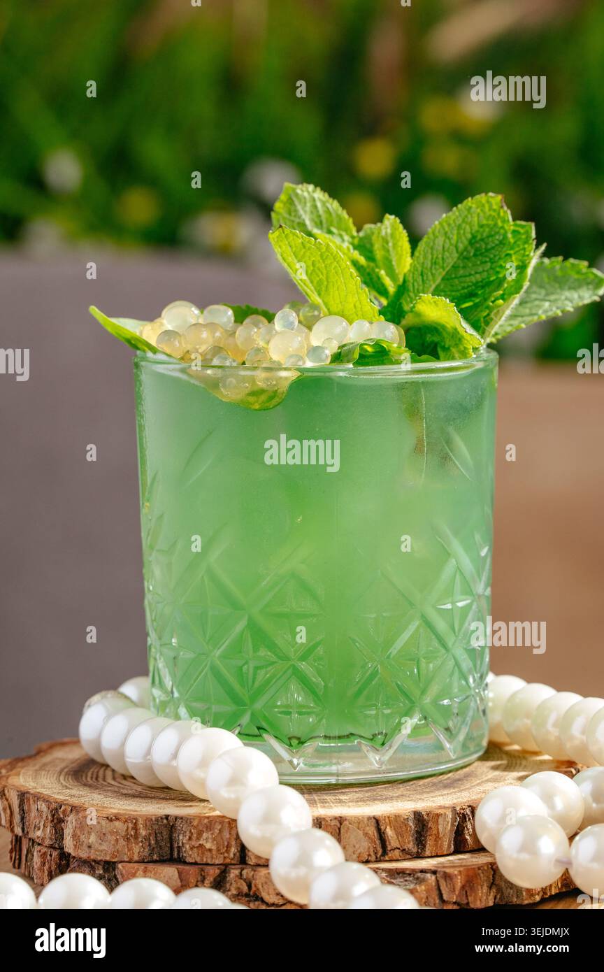 Cocktail créatif à la menthe verte avec pop boba Banque D'Images