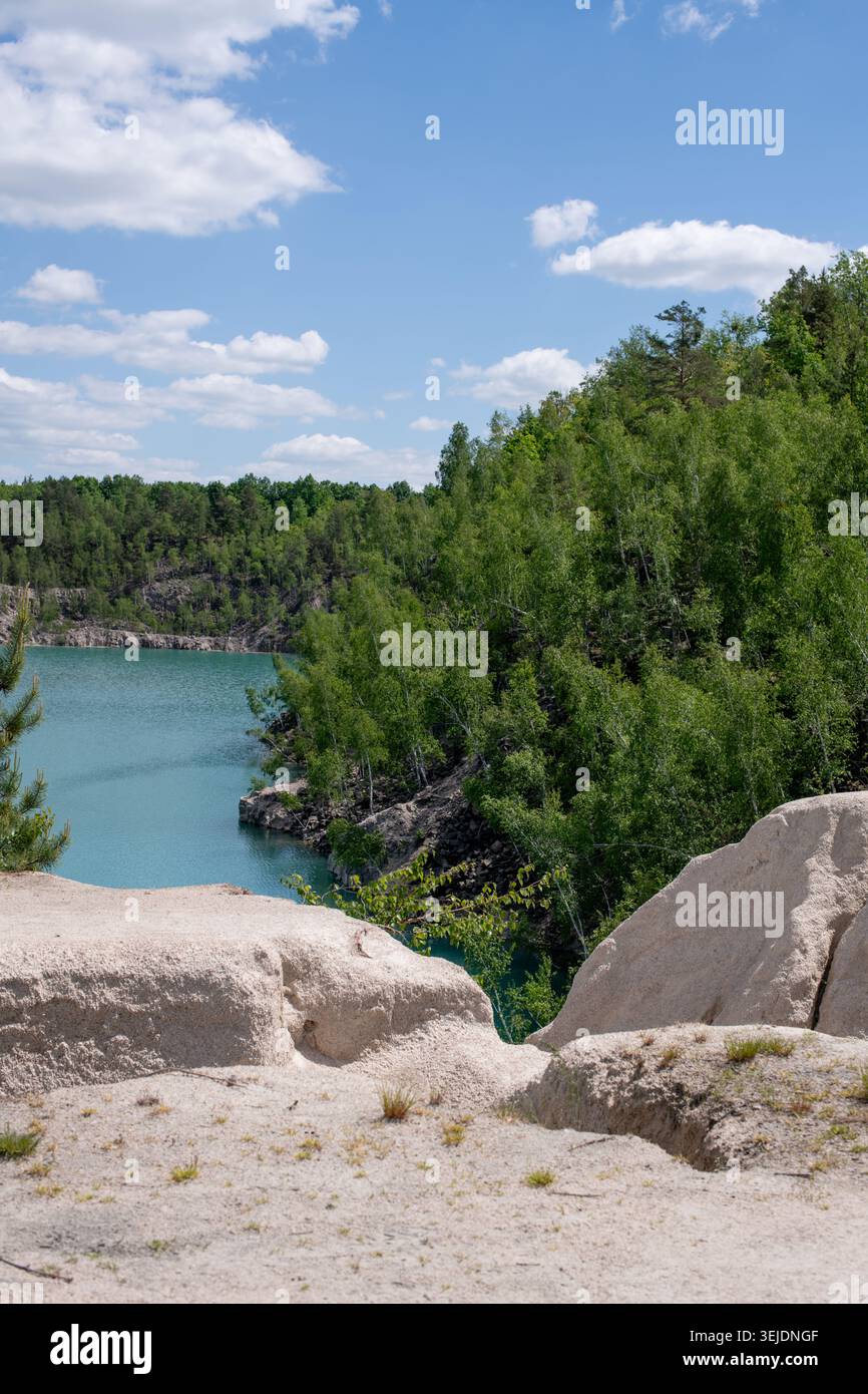 White Rocks Turquoise Lake Forest vue d'été Banque D'Images