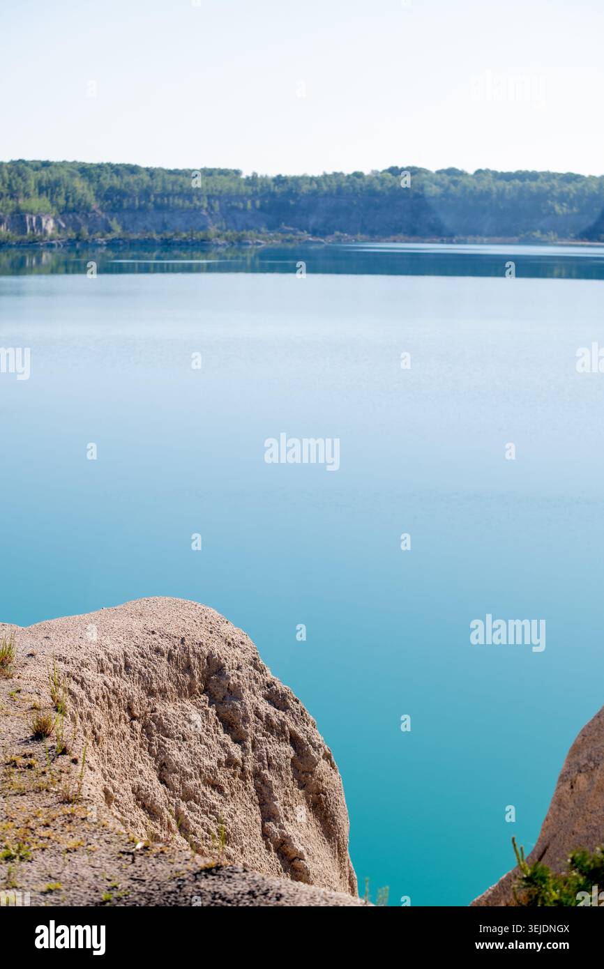 White Rock Cliff Turquoise Lake vue aérienne Banque D'Images