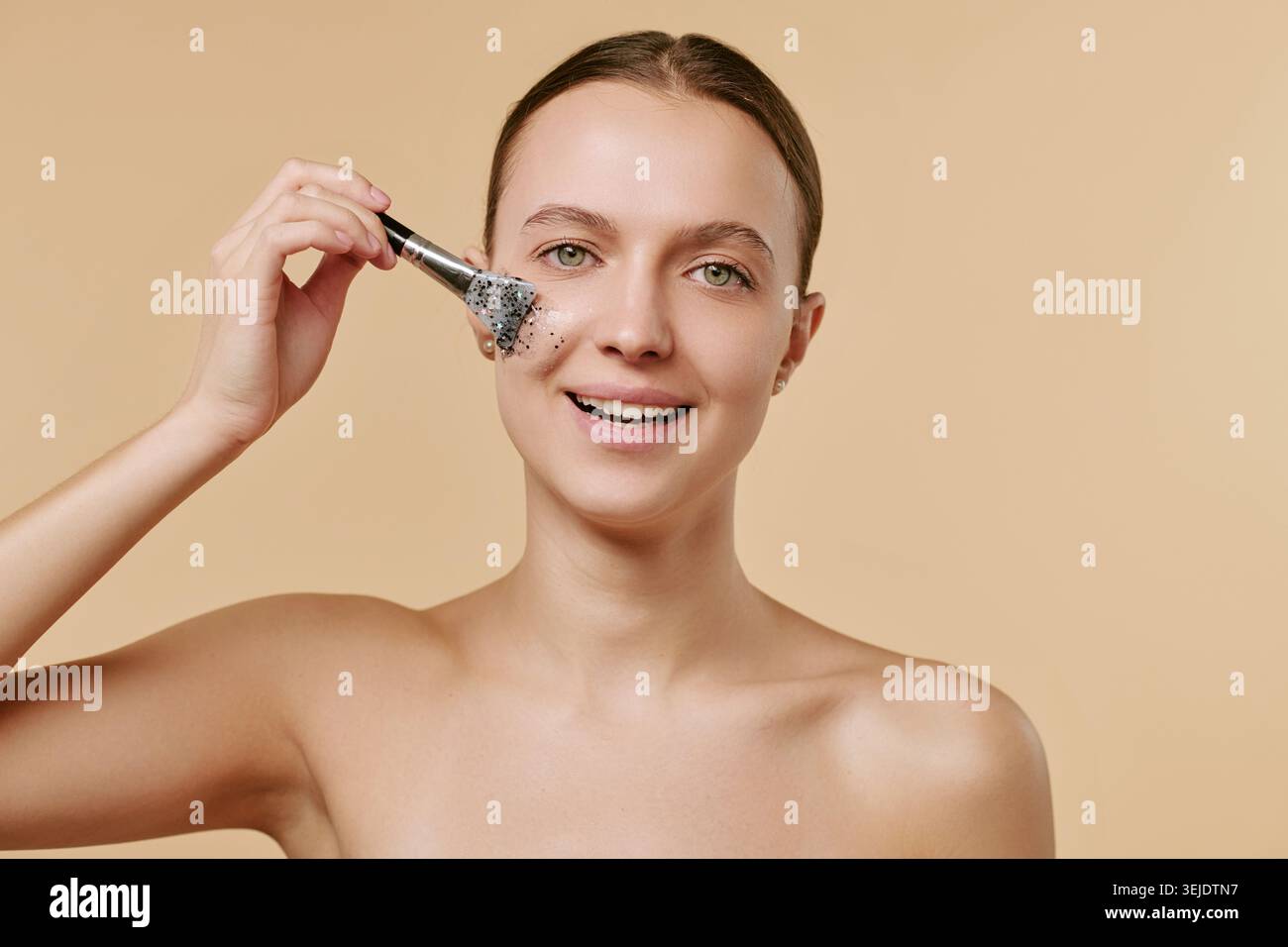 Portrait de femme adulte appliquant le masque facial pour la routine de soins de la peau Banque D'Images