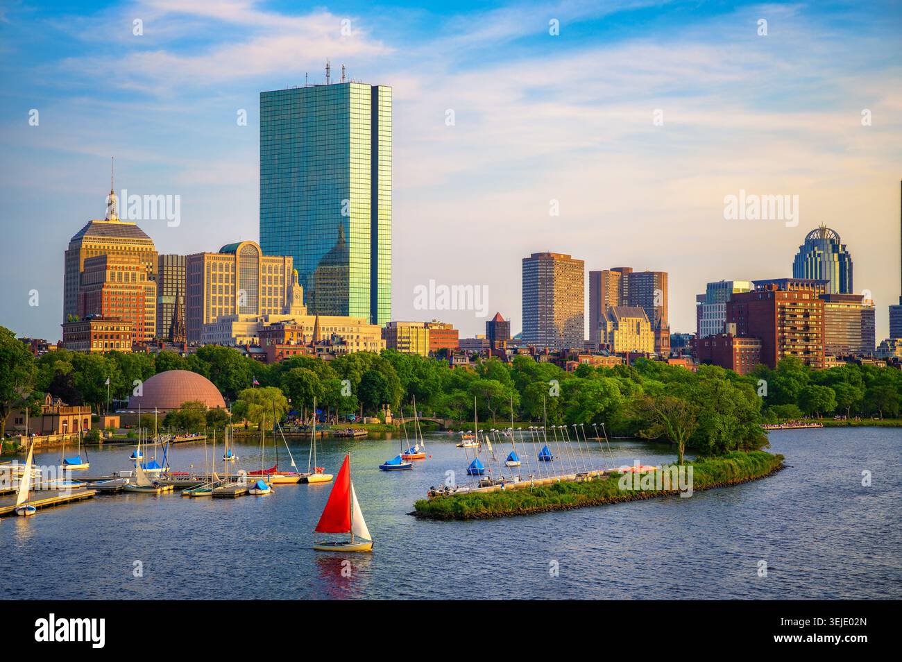 Coucher de soleil sur Boston Back Bay Skyline avec voiliers sur la rivière Charles Banque D'Images