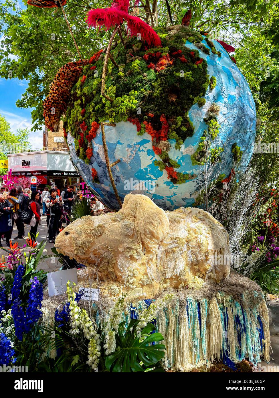 Exposition florale artistique le long de King's Road à Chelsea, partie de l'exposition annuelle d'arts floraux Chelsea in Bloom en mai, Londres, Royaume-Uni Banque D'Images