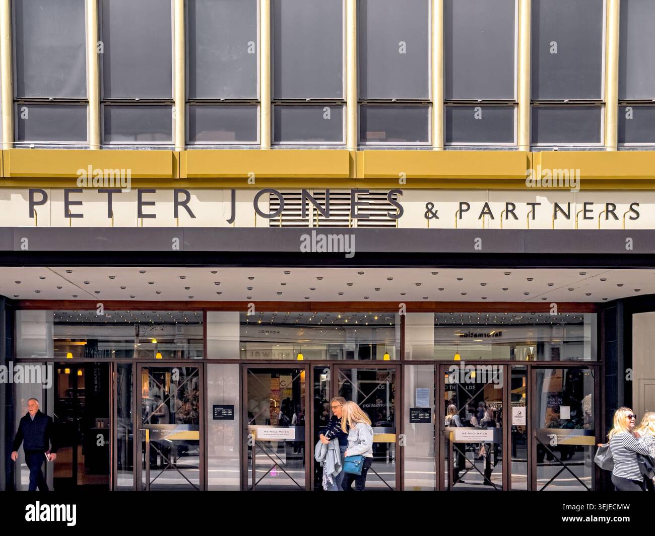 Les gens à l'extérieur de l'entrée de King's Road à Peter Jones & Partners, un grand magasin classé Grade II à Sloane Square, Chelsea, Londres, Royaume-Uni Banque D'Images