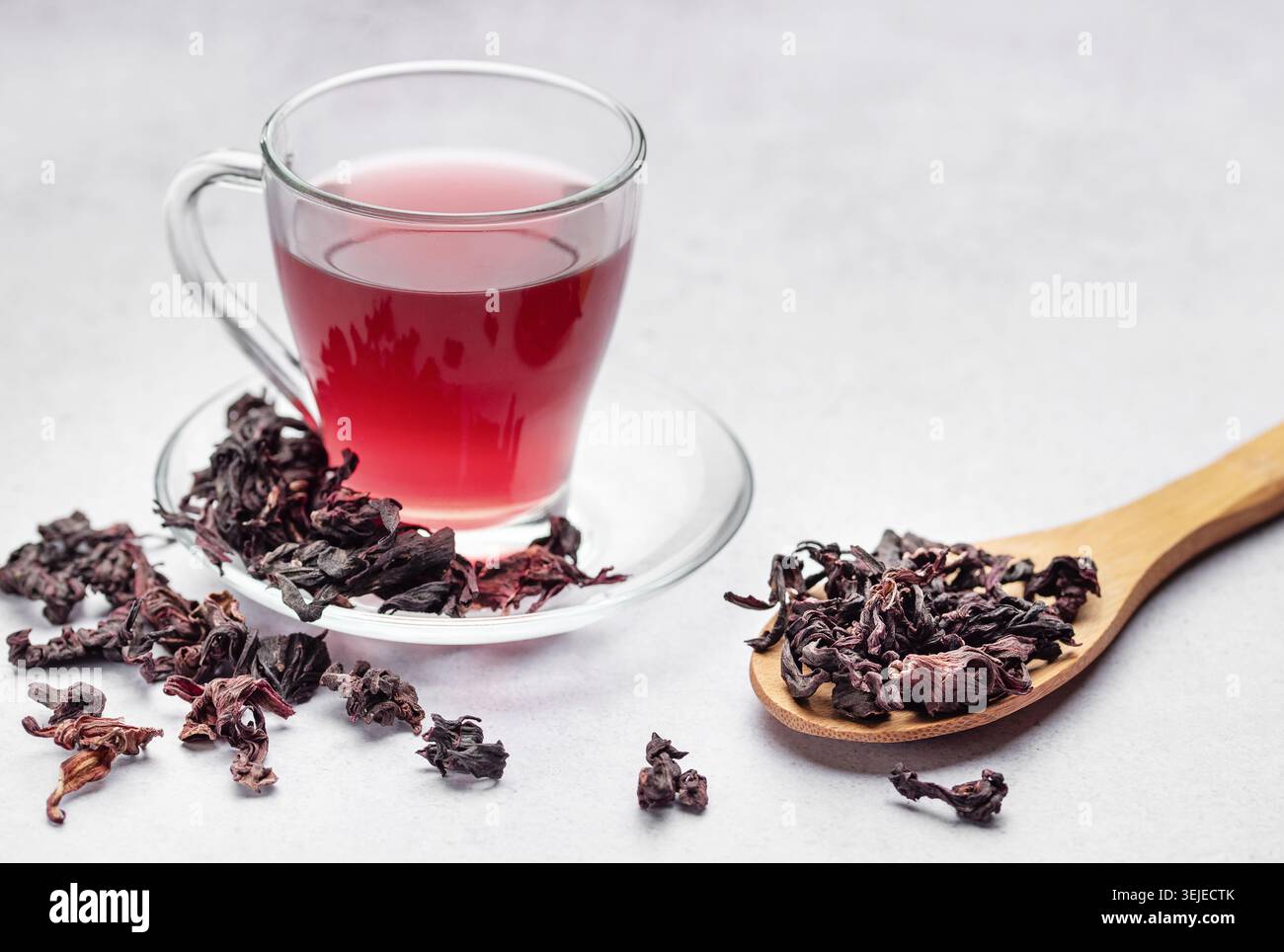 Thé hibiscus dans une tasse en verre. Banque D'Images