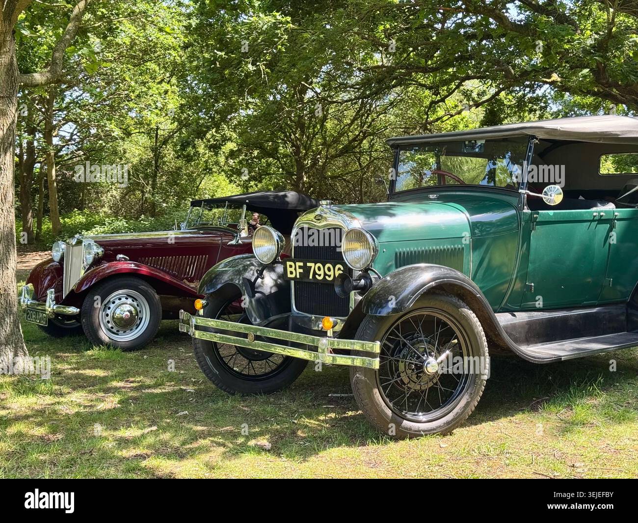 Martlesham, Suffolk - 24 mai 2026 : voitures anciennes. Une Ford modèle A verte 1926 et une Morgan 1952 rouge. - Image de stock capturée avec un smartphone