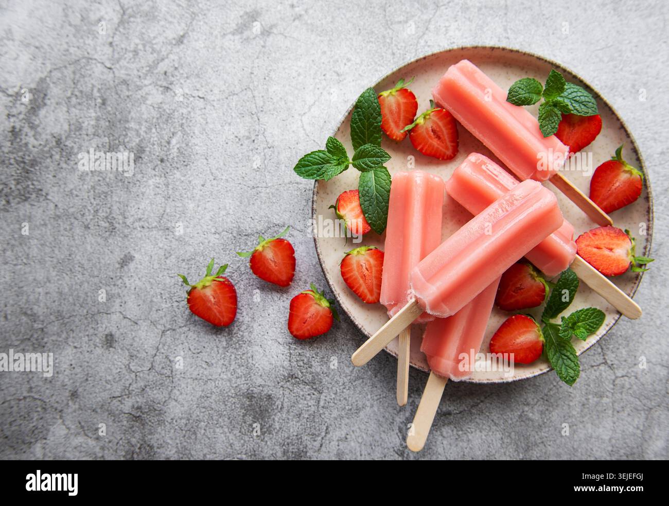 Popsicles à la crème glacée à la fraise Banque D'Images