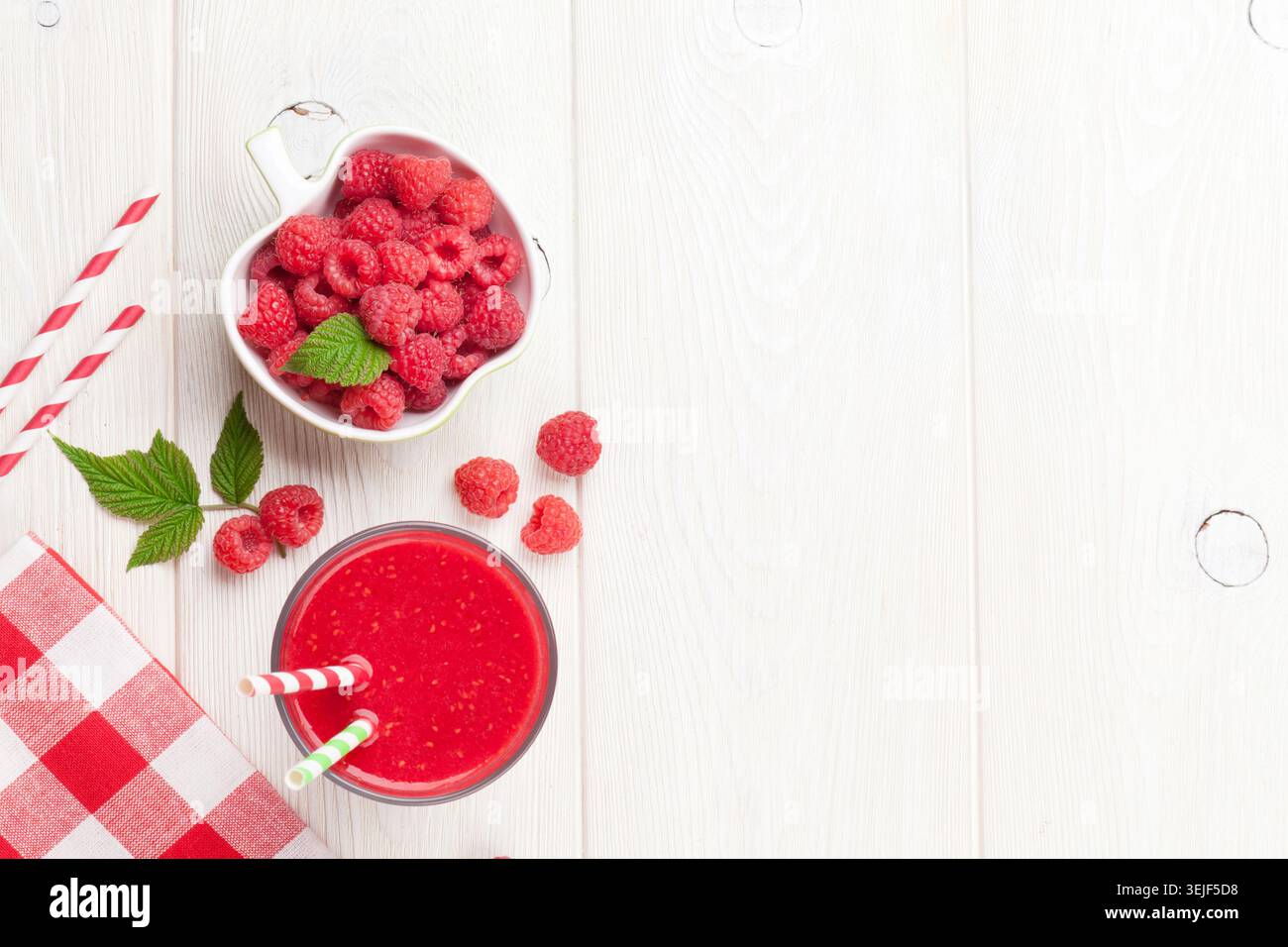 Smoothie à la framboise et baies dans un bol Banque D'Images
