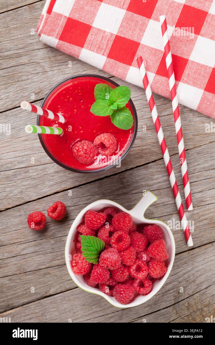 Smoothie à la framboise et baies dans un bol Banque D'Images