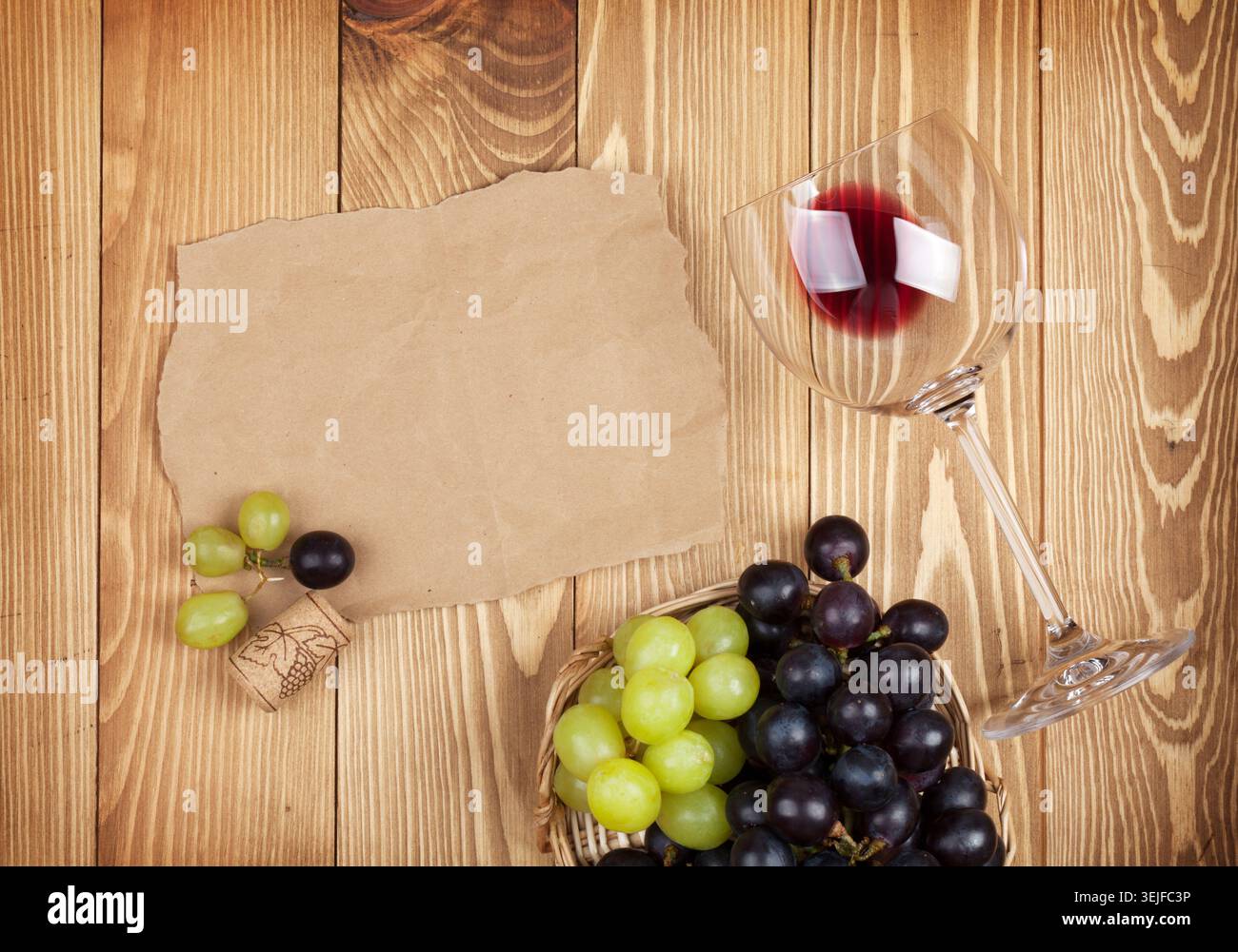 Verre de vin rouge et raisin Banque D'Images