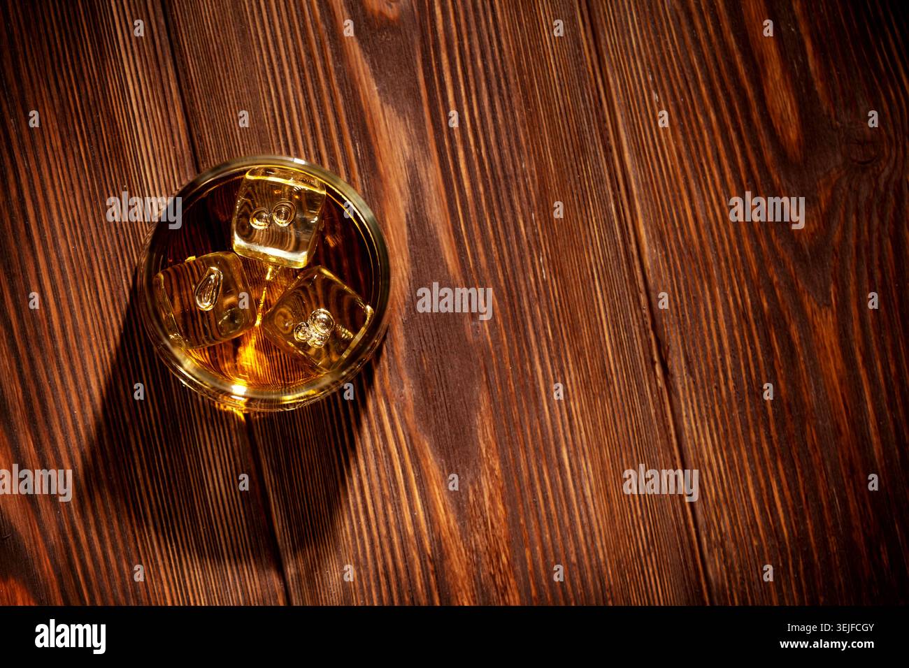 Verre de whisky avec de la glace Banque D'Images