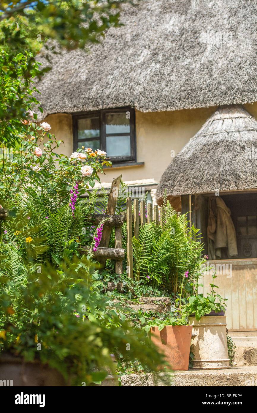 mignon cottage au toit de chaume et jardin de chalet Banque D'Images