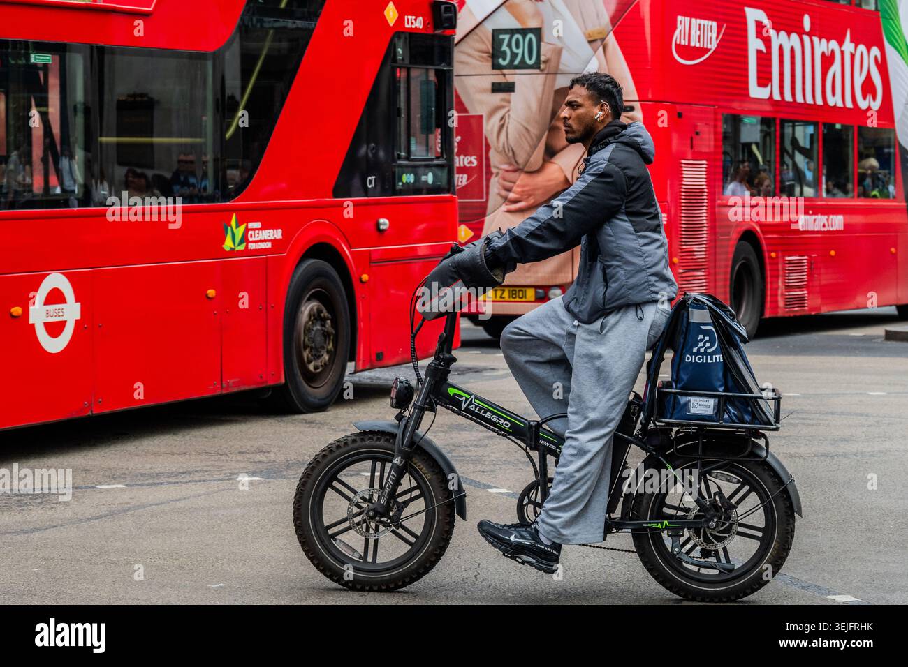 Londres, Royaume-Uni. 29 mai 2026. Un vélo électrique Allegra, dont certains portent des avertissements de sécurité du gouvernement britannique, traverse Oxford Circus - shopping dans la canicule continue dans le West End de Londres. Crédit : Guy Bell/Alamy Live News Banque D'Images