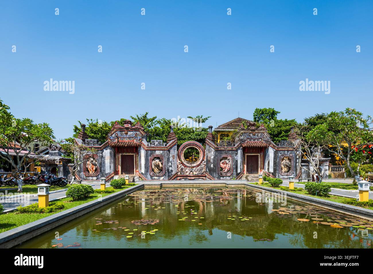 Porte du Temple Ba Mu à Hoi an, Vietnam. Un temple historique dans la vieille ville de Hoi an, un site classé au patrimoine mondial de l'UNESCO. Banque D'Images