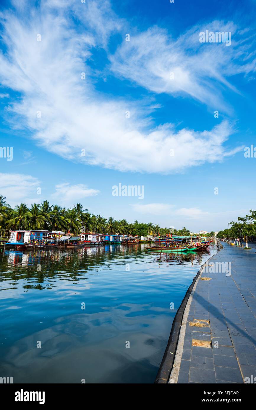 Hoi an vue sur la vieille ville le long de la rivière dans la matinée. Célèbre paysage urbain de la vieille ville de Hoi an pour voyager au Vietnam, patrimoine mondial de l'UNESCO. Banque D'Images