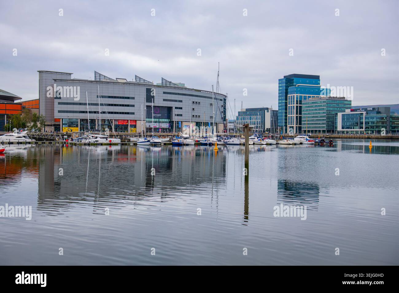 Odyssey place à 2 bâtiments Queens Quay et City Quays sur la rivière Lagan dans la ville de Belfast, Irlande du Nord, Royaume-Uni. Banque D'Images
