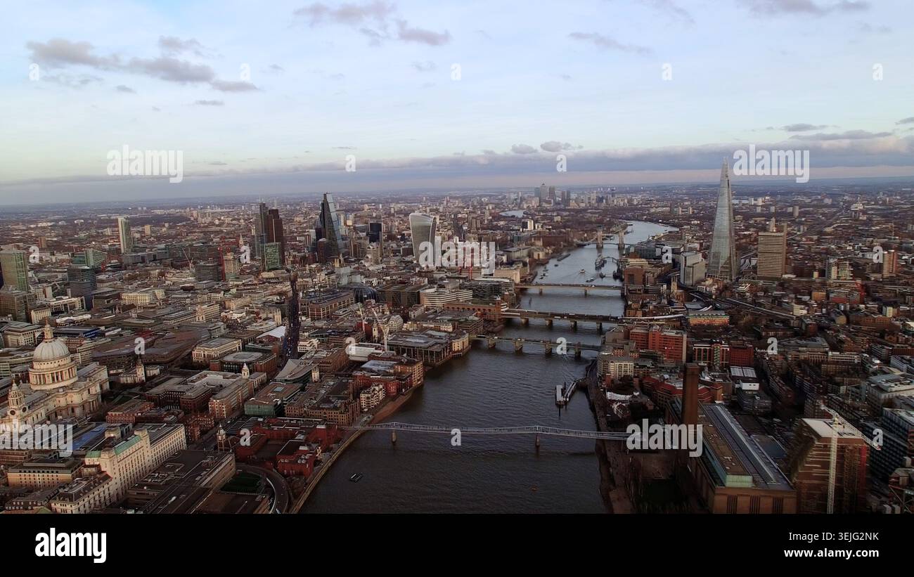 Vue aérienne 4K de Londres sur la Tamise par drone. Superbe panorama urbain avec le Shard, la cathédrale Saint-Paul et les gratte-ciel de la ville. Banque D'Images