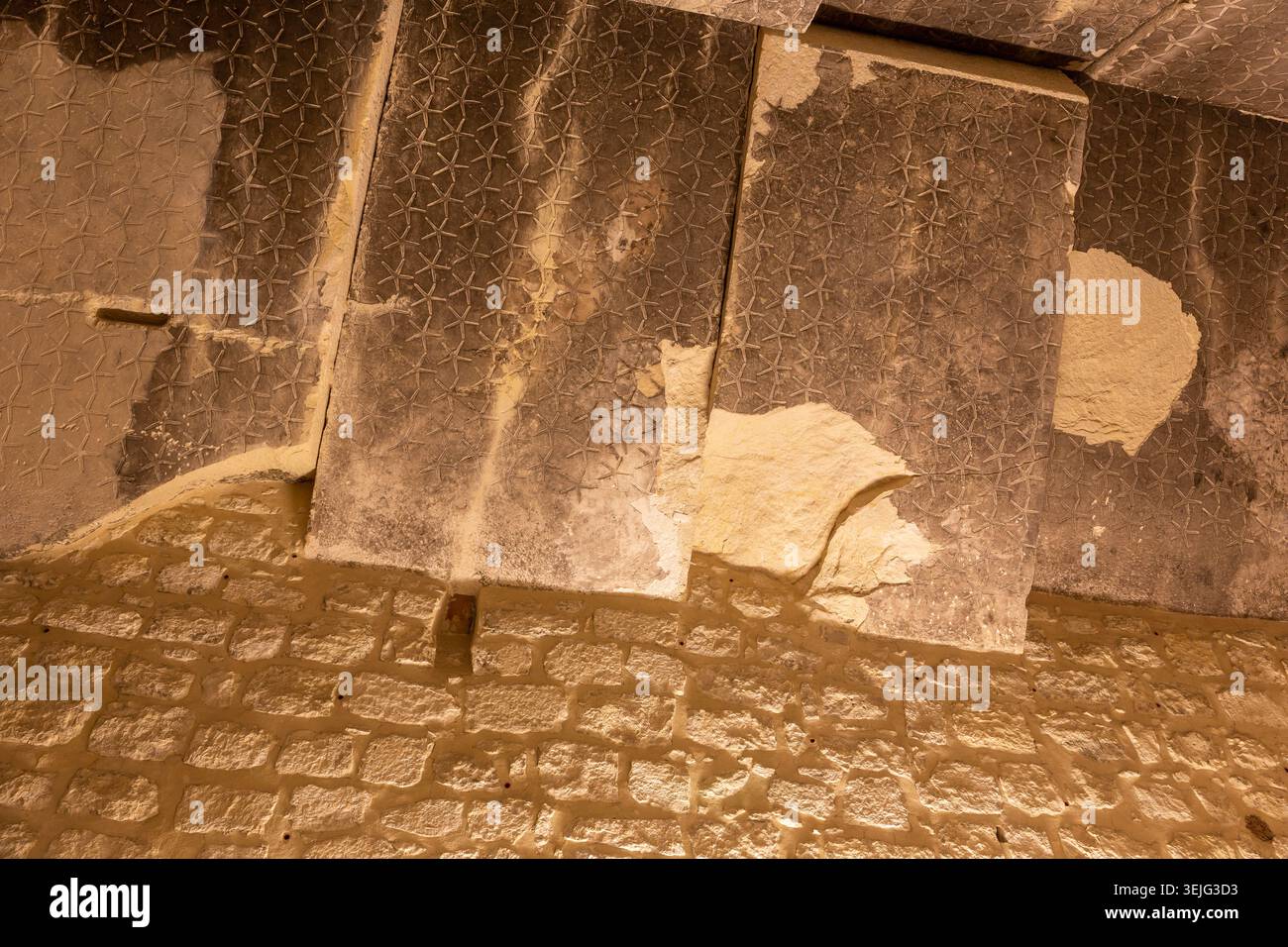 Saqqara, Égypte, 25.07.21. Pyramide de Teti vue intérieure de la chambre funéraire avec des blocs de pierre de plafond recouverts d'étoiles célestes sculptées. Banque D'Images