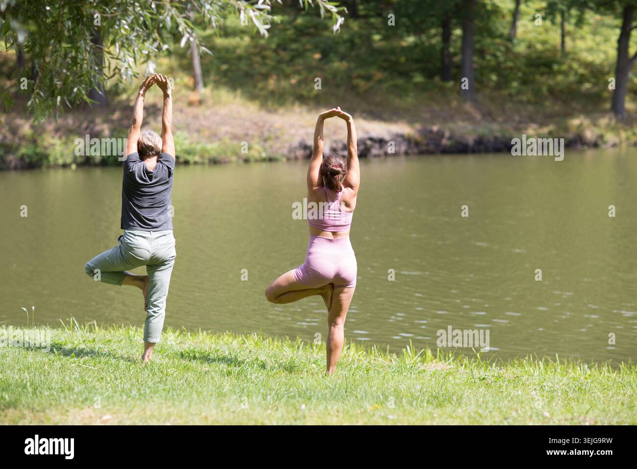 Femme âgée faisant du yoga Banque D'Images
