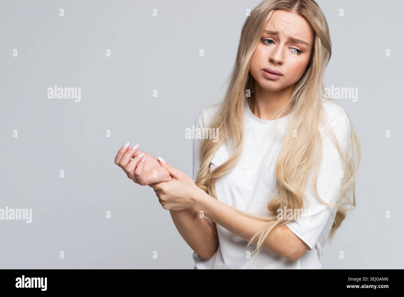 Femme tenant le poignet douloureux causé par un travail prolongé sur ordinateur. Syndrome du canal carpien, arthrite Banque D'Images