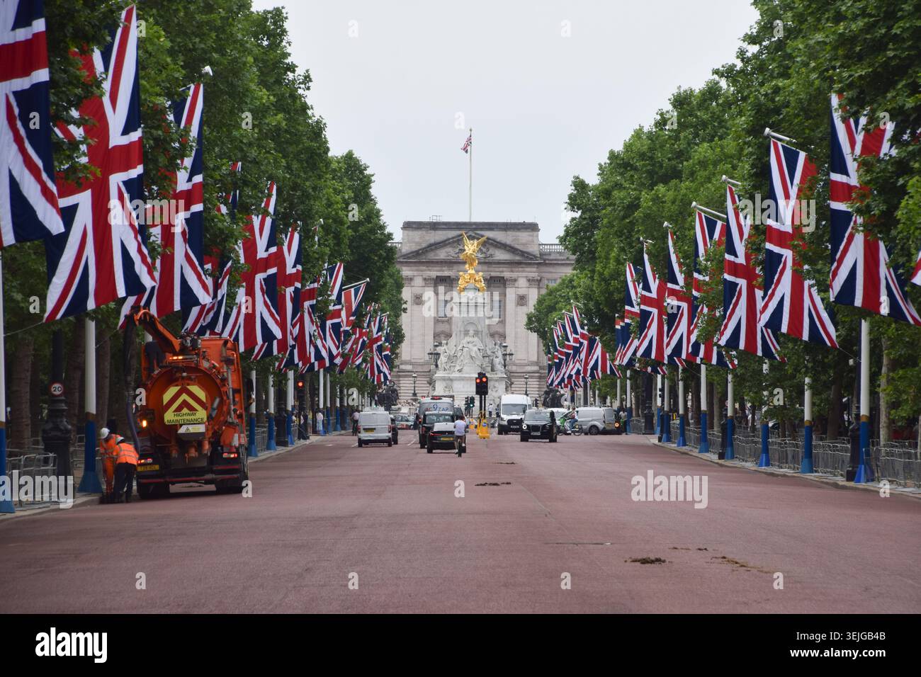 Londres, Royaume-Uni. 29 mai 2026. Les Union Jacks décorent le Mall menant au palais de Buckingham avant Trooping the Colour, la cérémonie annuelle célébrant l'anniversaire du roi Charles III crédit : Vuk Valcic/Alamy Live News Banque D'Images