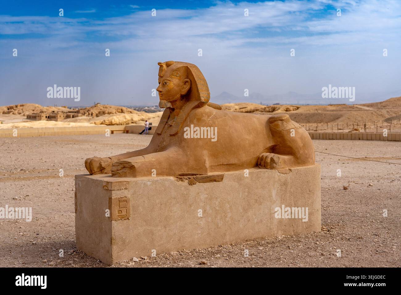 Sphinx ressemblant à la reine Hatshepsout, représenté avec des attributs masculins, une fausse barbe, symbole de la royauté et de la divinité. Temple de Hatshepst, Louxor Banque D'Images
