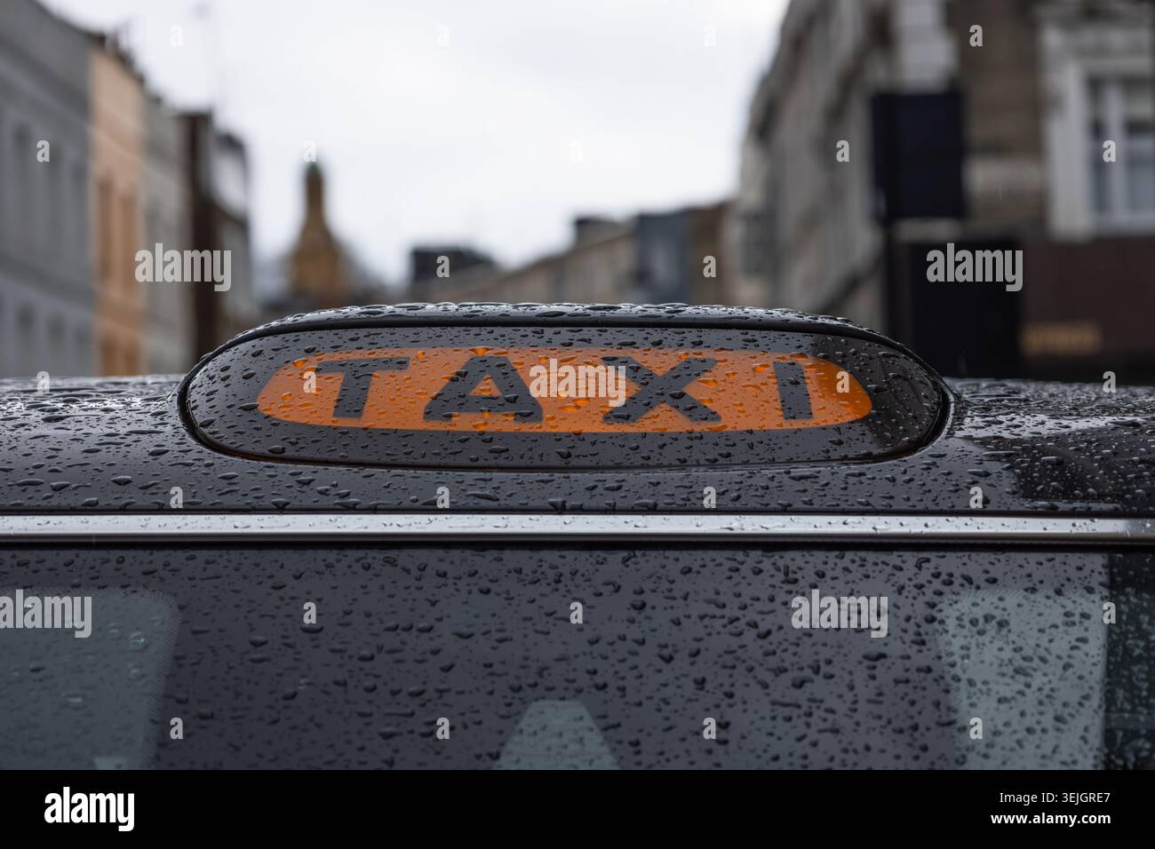 Gros plan d'un panneau de toit de cabine de taxi noir classique. Londres, Royaume-Uni, 1er avril 2024 Banque D'Images
