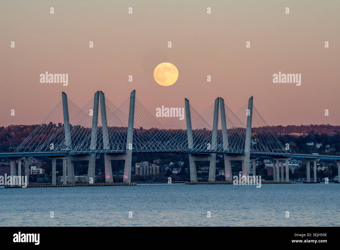 Vue aérienne du pont du gouverneur Mario M. Cuomo avec une pleine lune se levant au-dessus des tours à haubans au crépuscule, Sleepy Hollow, New York, United S. Banque D'Images