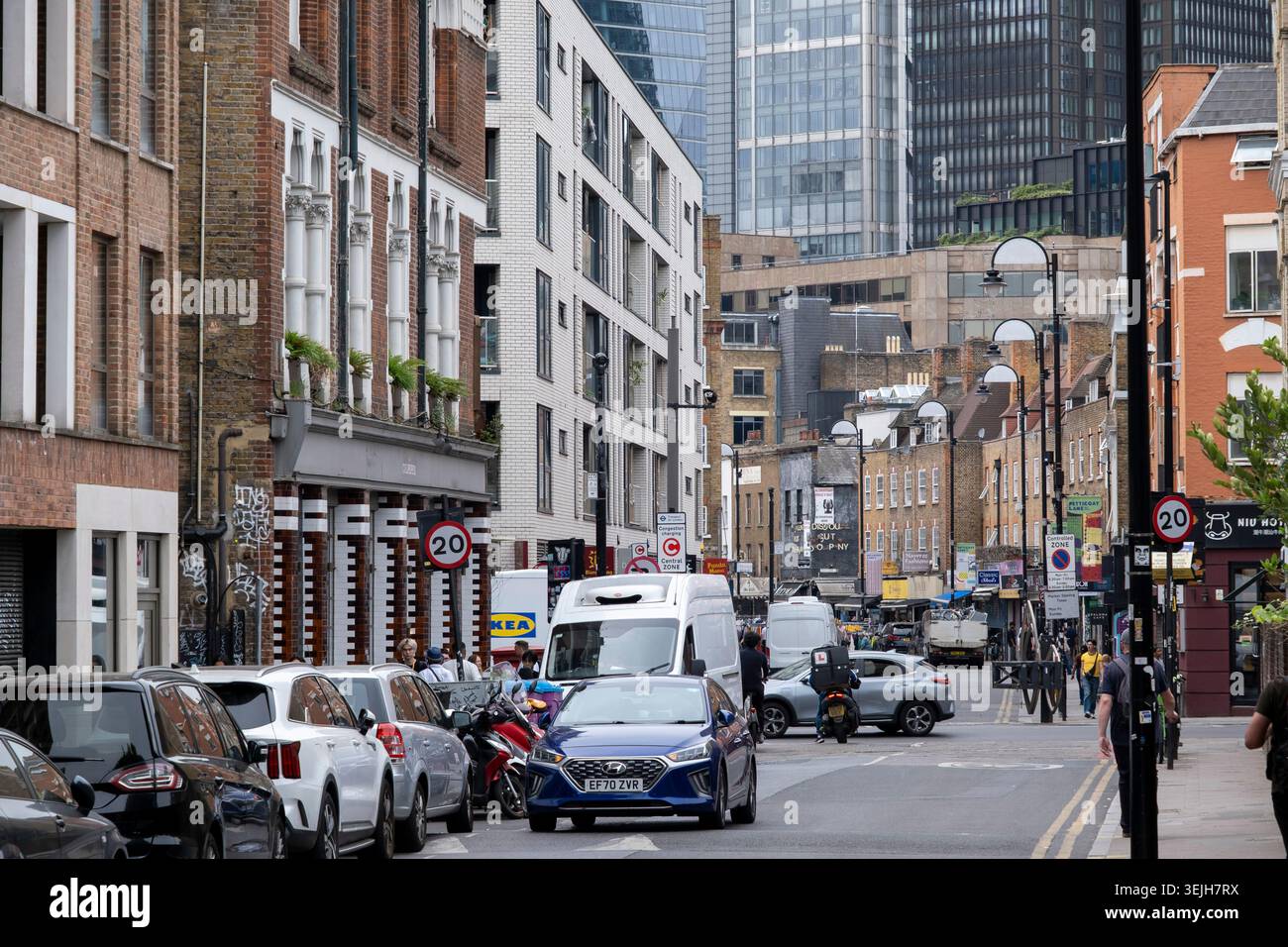 Scène regardant un logement résidentiel le long de Wentworth Street, adjacent au célèbre marché Petticoat Lane vers les gratte-ciel de la ville de Londres le 29 mai 2026 à Londres, Royaume-Uni. Banque D'Images