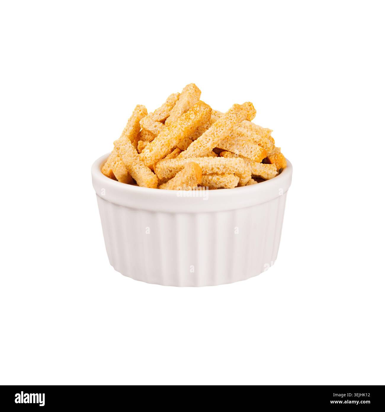 Bâtonnets de pain de blé tranchés rougeoyants comme croûtons dans un bol en céramique blanche isolé sur fond blanc. Modèle de restauration rapide pour le menu, la publicité Banque D'Images