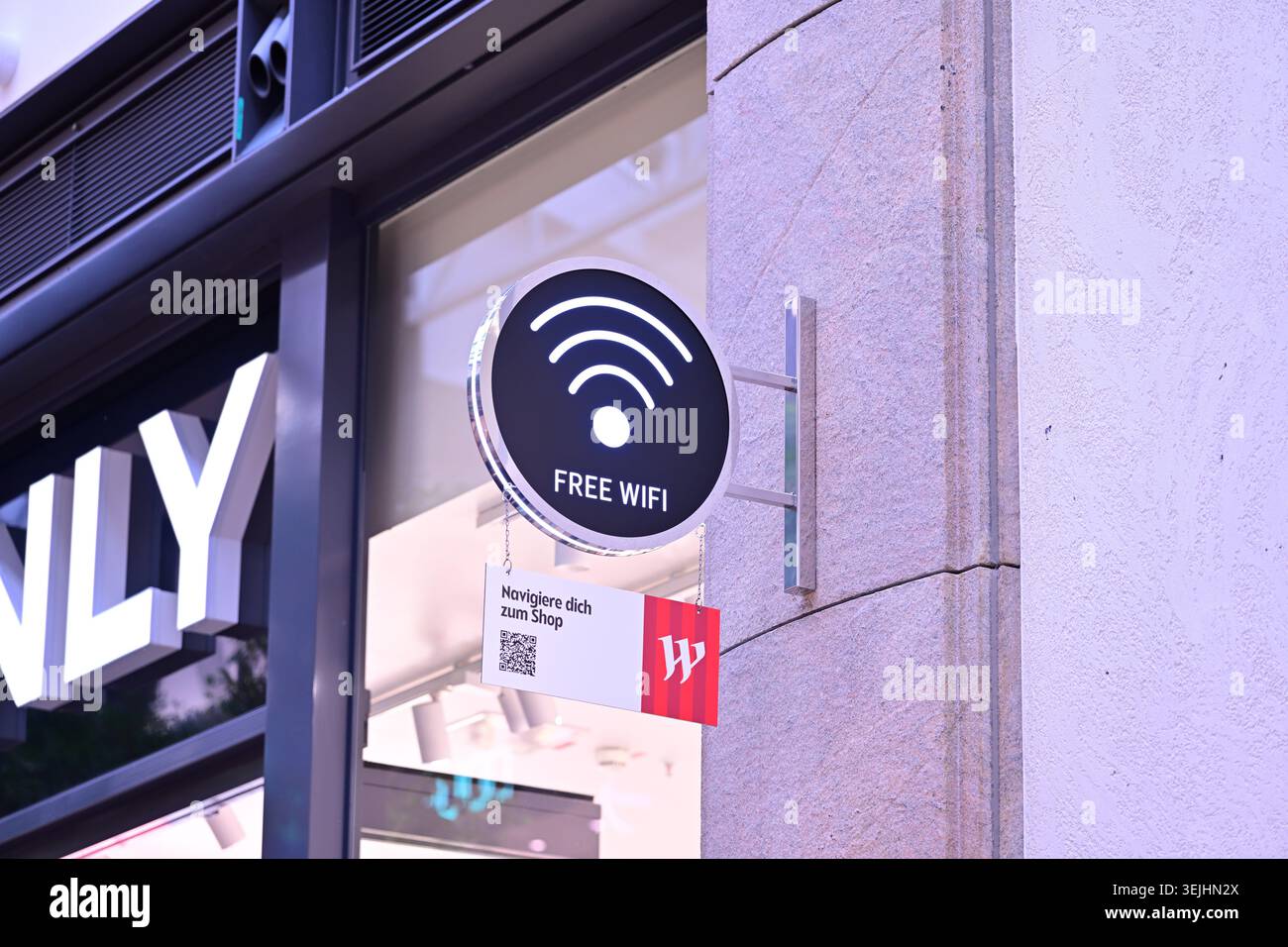 Signe wifi gratuit rond et panneau de code QR sur le mur de pierre à l'extérieur Banque D'Images