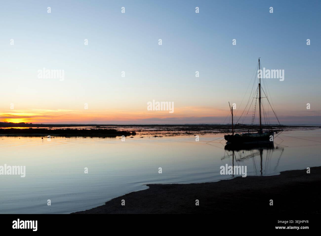 Silhouette d'un bateau comme couchers de soleil à Blakeney Banque D'Images