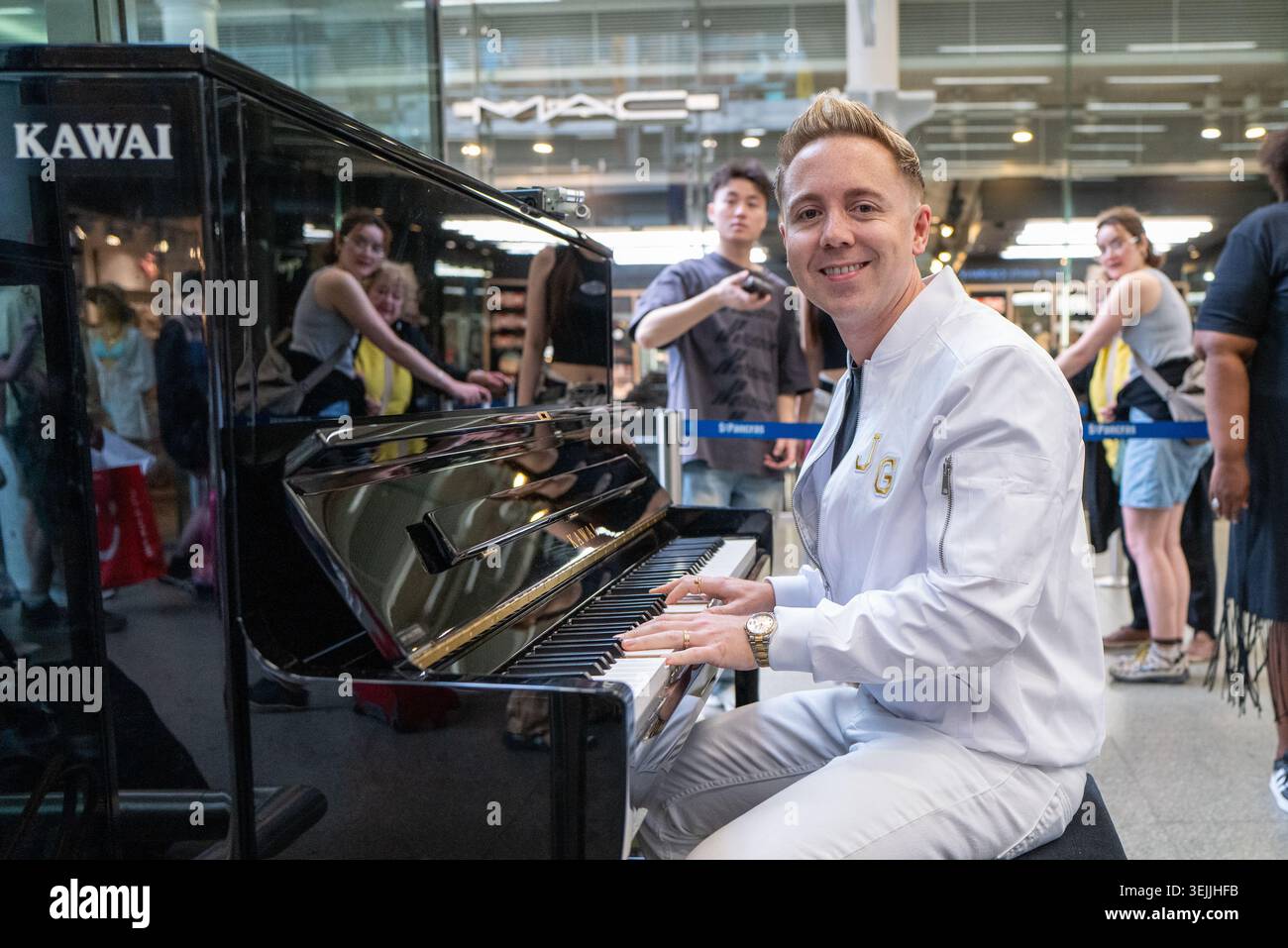 Londres, Royaume-Uni. 29 mai 2026. Le chanteur et compositeur John Galea se produit à la gare de St Pancras sur le piano Elton John à Londres. Crédit : SOPA images Limited/Alamy Live News Banque D'Images