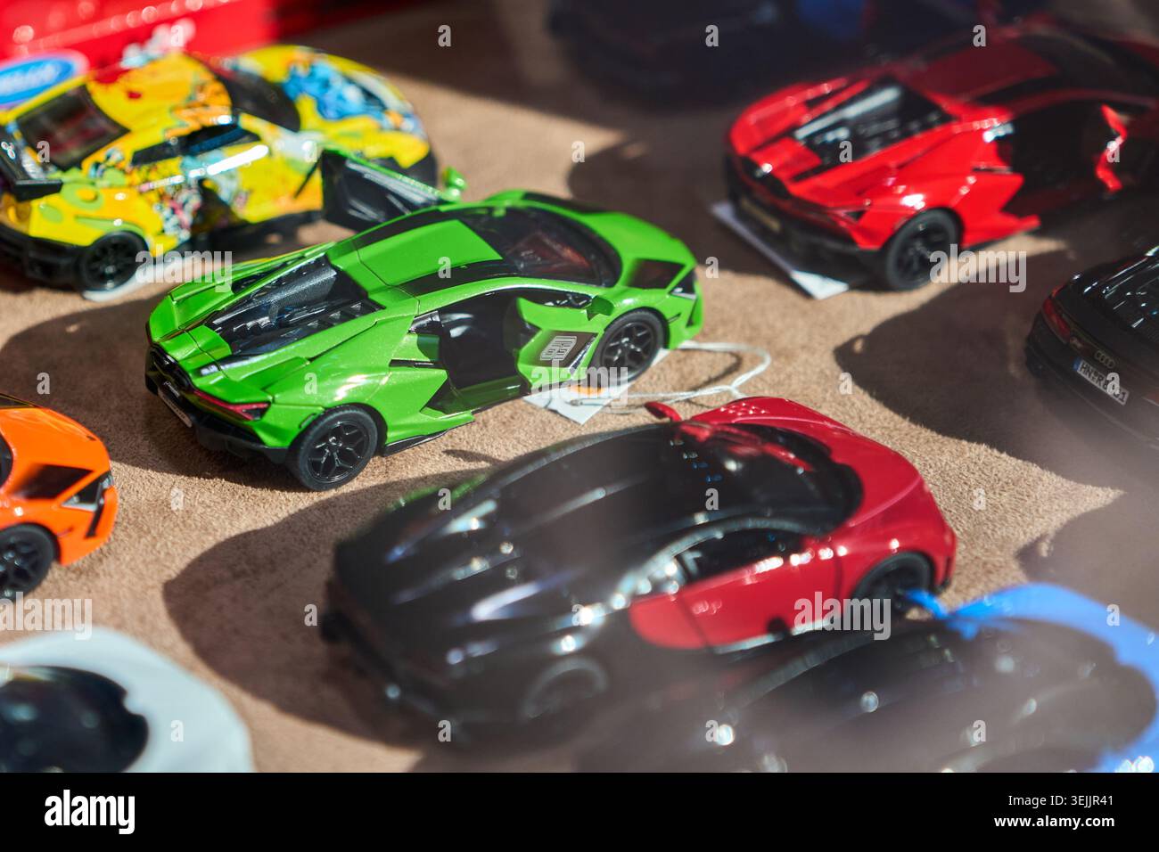 Collection de modèles de jouets modernes de sport et de supercar coulés sous pression, y compris Lamborghini Revuelto vert sur une étagère. Banque D'Images