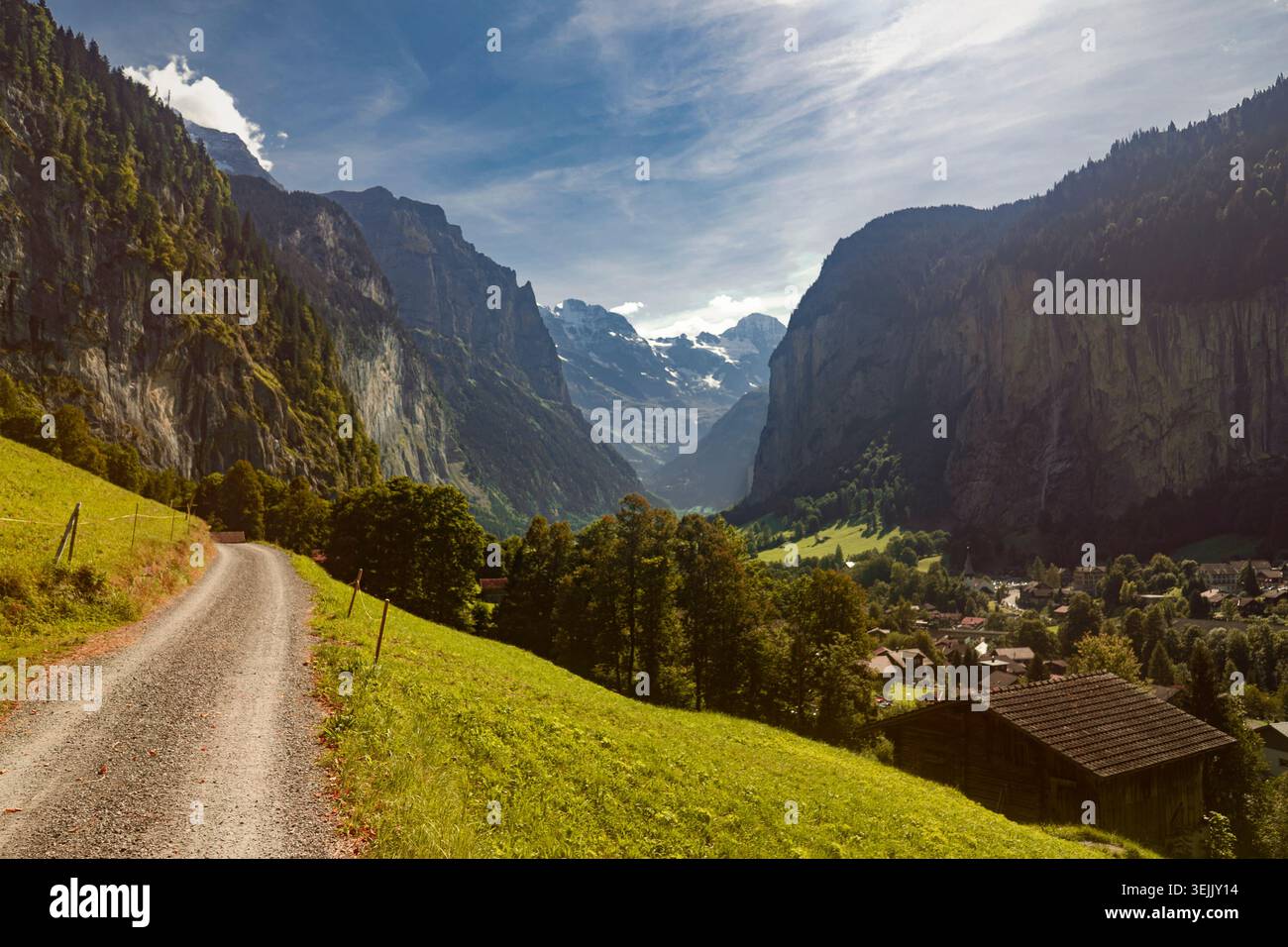 Chemin de randonnée serpentant à travers des prairies verdoyantes menant au village de lauterbrunnen en suisse Banque D'Images