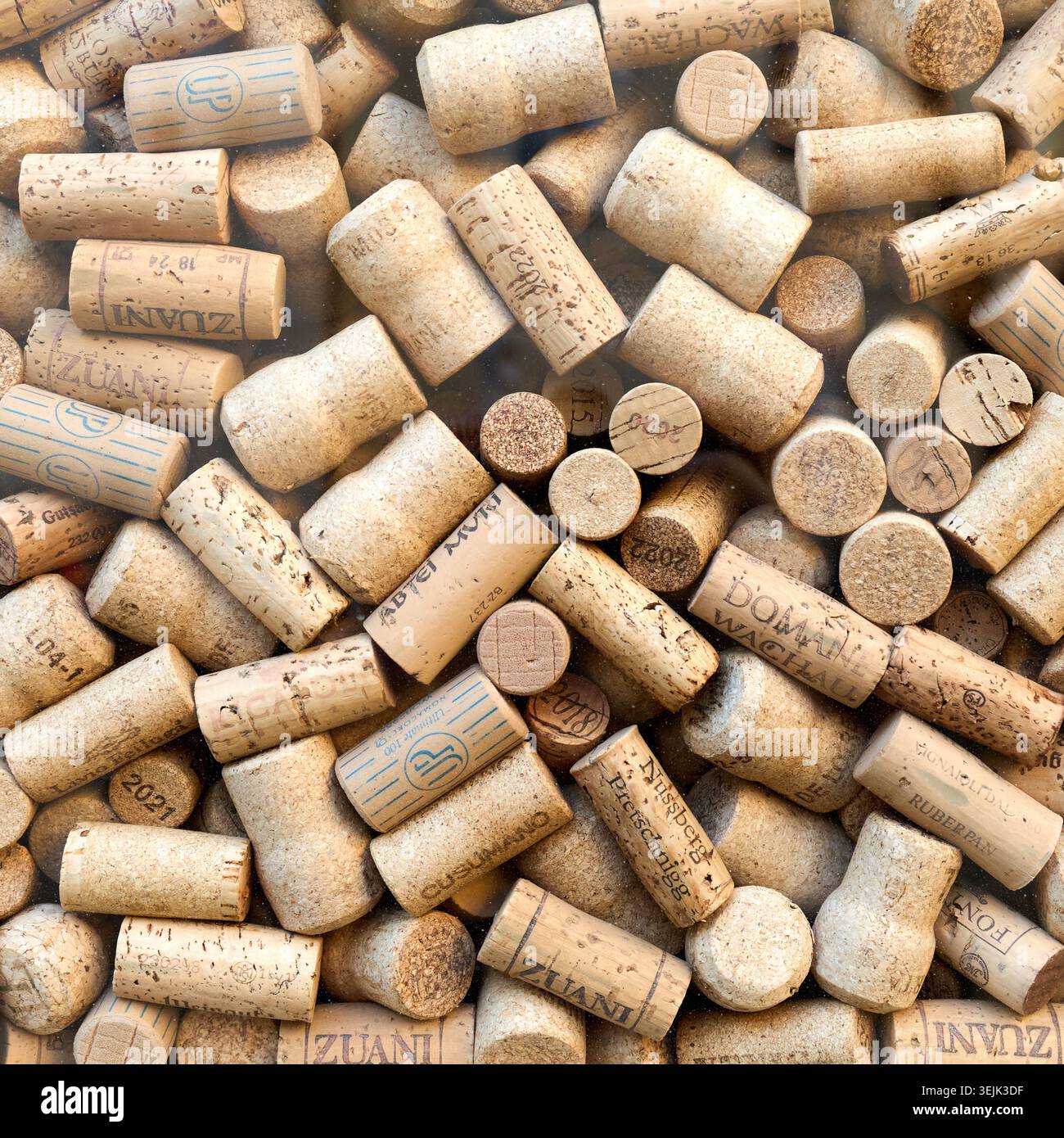 Fond plein cadre de nombreux bouchons de vin utilisés empilés ensemble. Banque D'Images