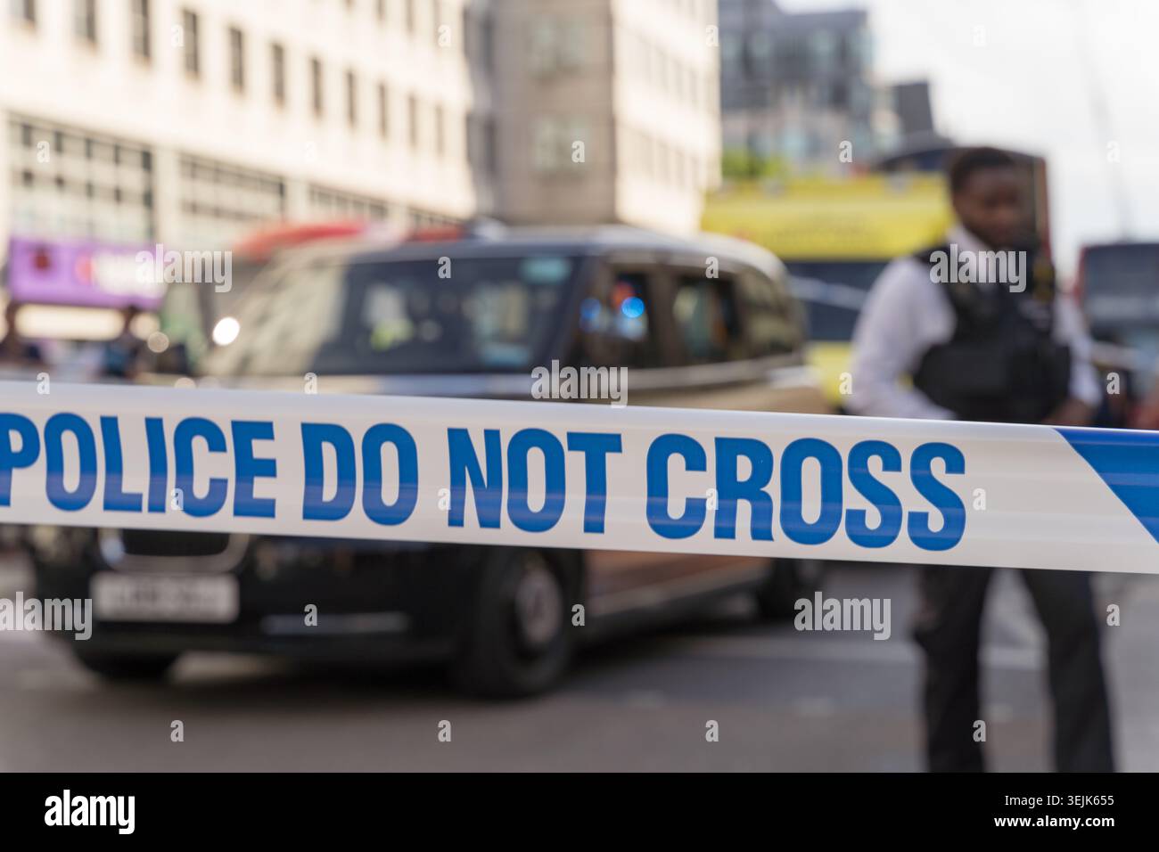 Londres, Royaume-Uni. Le 29 mai 2026, accident de la circulation à Strand London à l'extérieur de la station Charing Cross, fermé la circulation en direction de l'est tandis que les équipes de police et d'ambulance se rendaient sur les lieux de l'accident. Crédit : xiu bao/Alamy Live News Banque D'Images