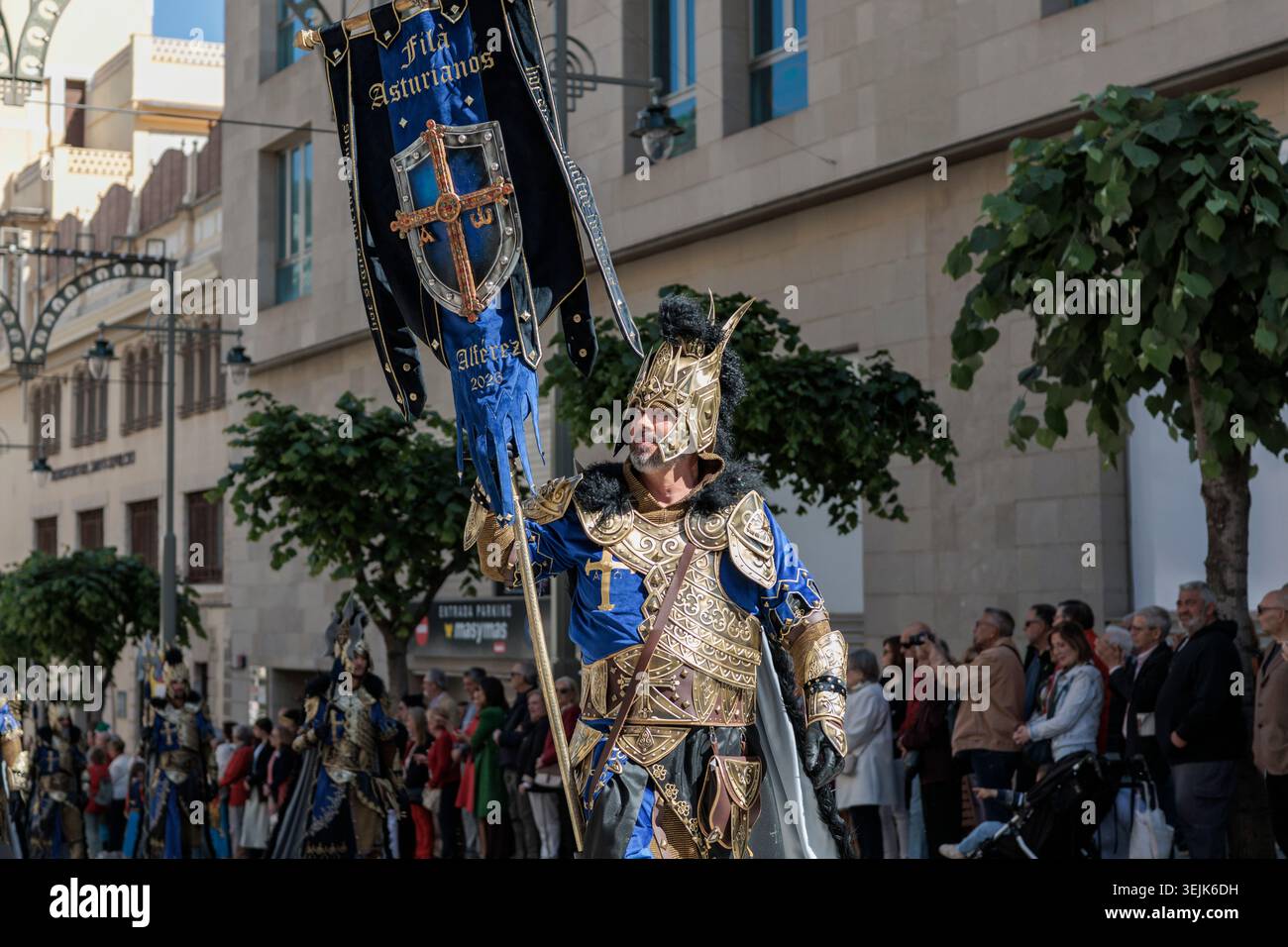 Chevalier de Fila Asturianos portant la bannière officielle pendant le Festival des Maures et des Chrétiens à Alcoy le 26 avril 2026, Espagne Banque D'Images