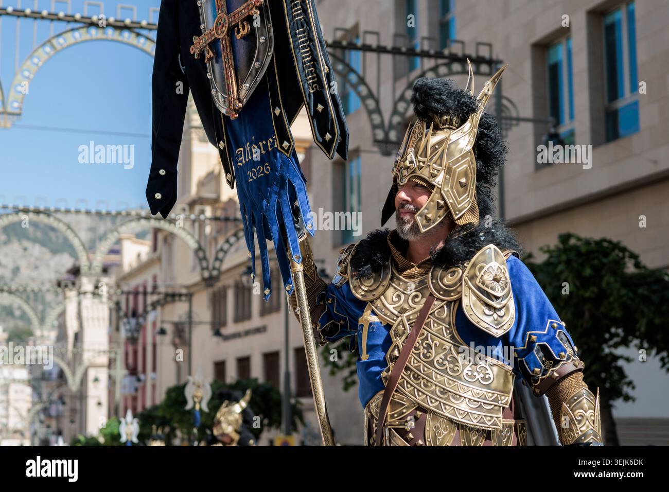 Chevalier de Fila Asturianos portant la bannière officielle pendant le Festival des Maures et des Chrétiens à Alcoy le 26 avril 2026, Espagne Banque D'Images
