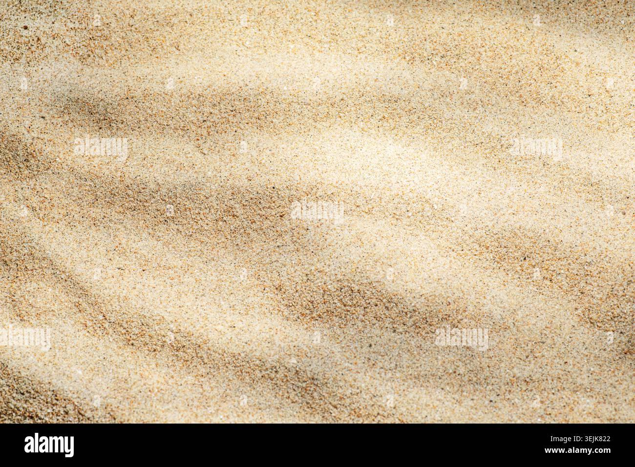 Texture de sable de mer avec des motifs d'ondulation ressemblant à la surface sous-marine, idéal comme fond d'été abstrait. Banque D'Images