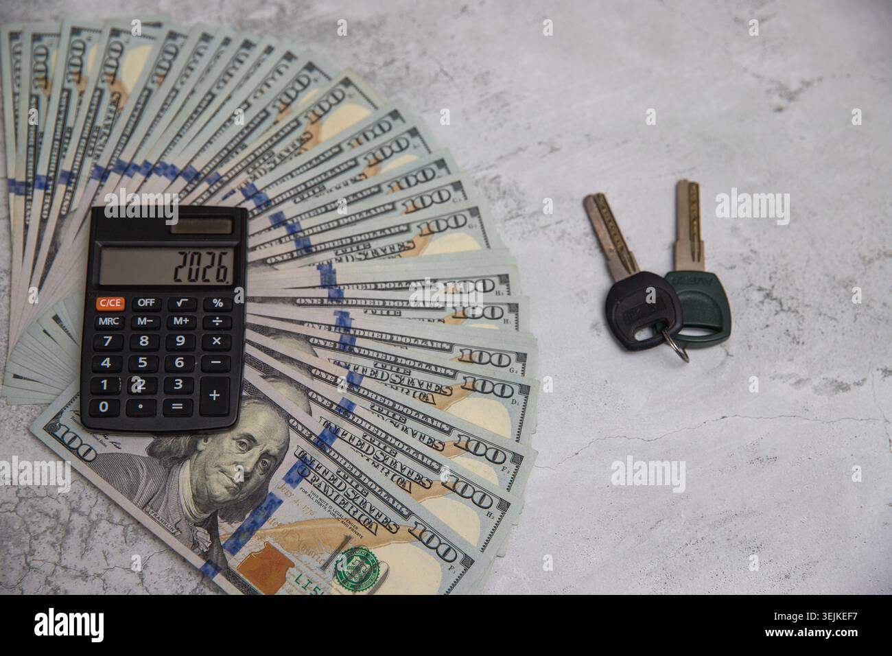 Finances personnelles, budgétisation et concept de dépenses de consommation avec argent comptant et calculatrice sur fond gris Banque D'Images