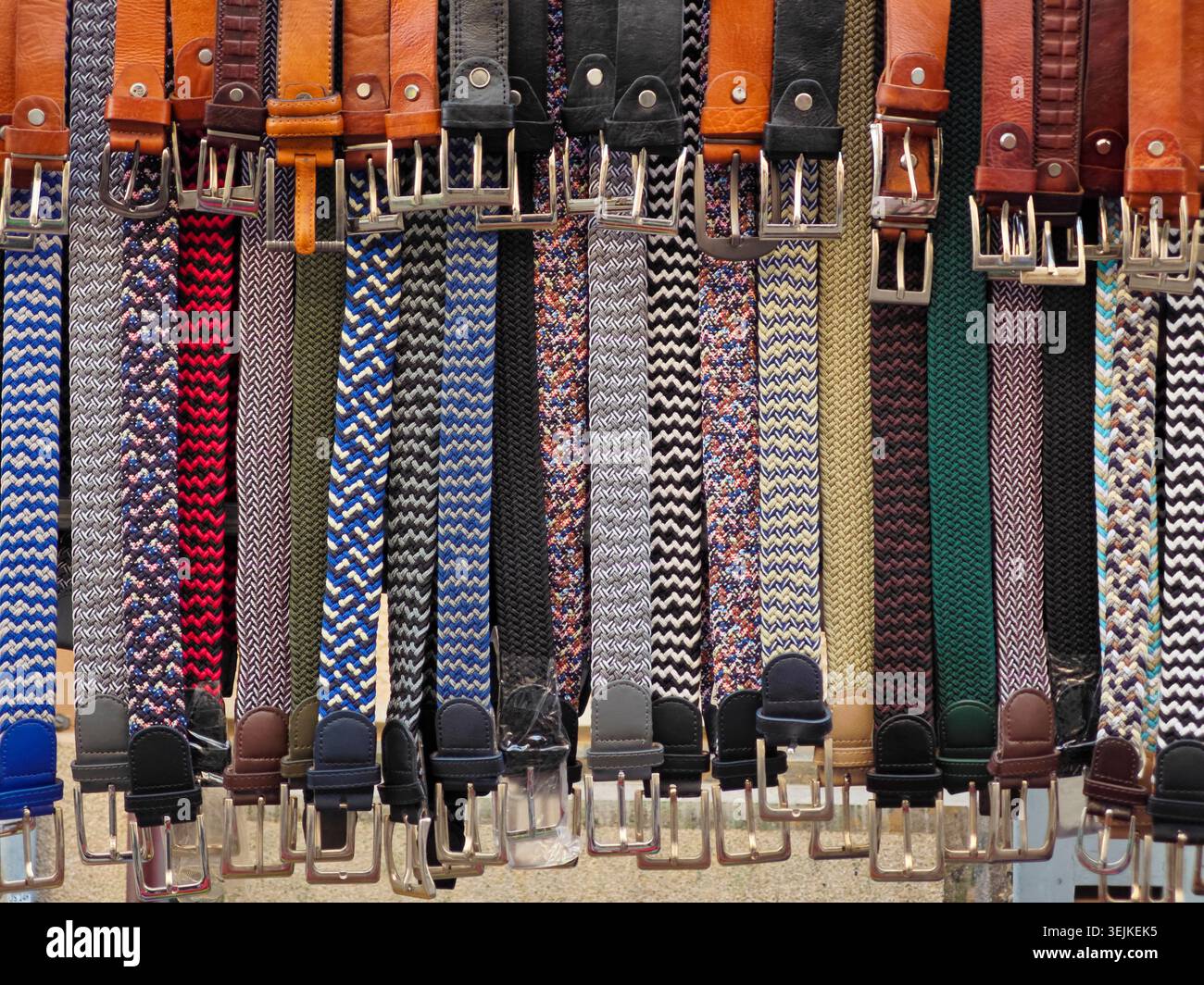 Ceintures à vendre au marché de rue Llucmajor, Majorque, Îles Baléares, Espagne Banque D'Images