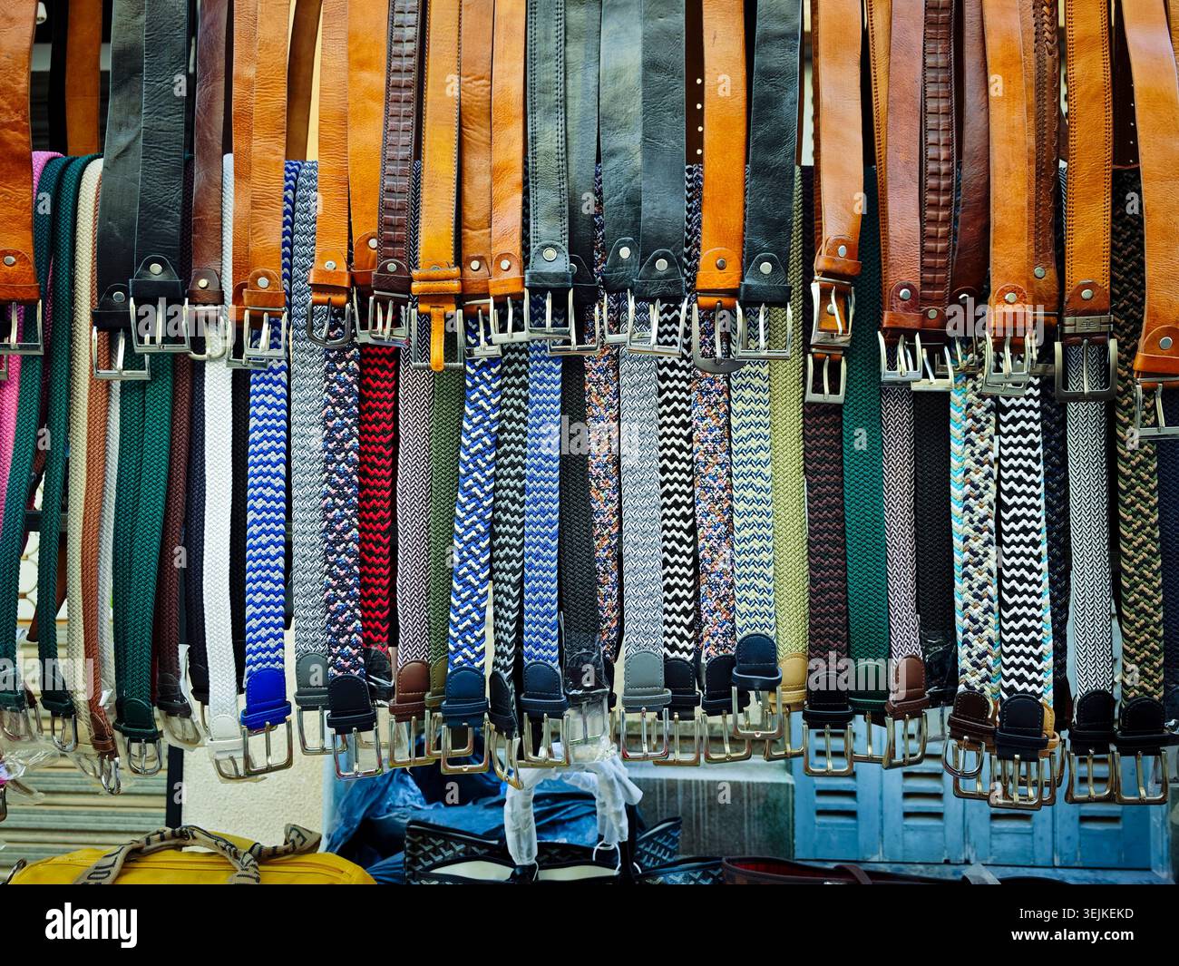 Ceintures à vendre au marché de rue Llucmajor, Majorque, Îles Baléares, Espagne Banque D'Images