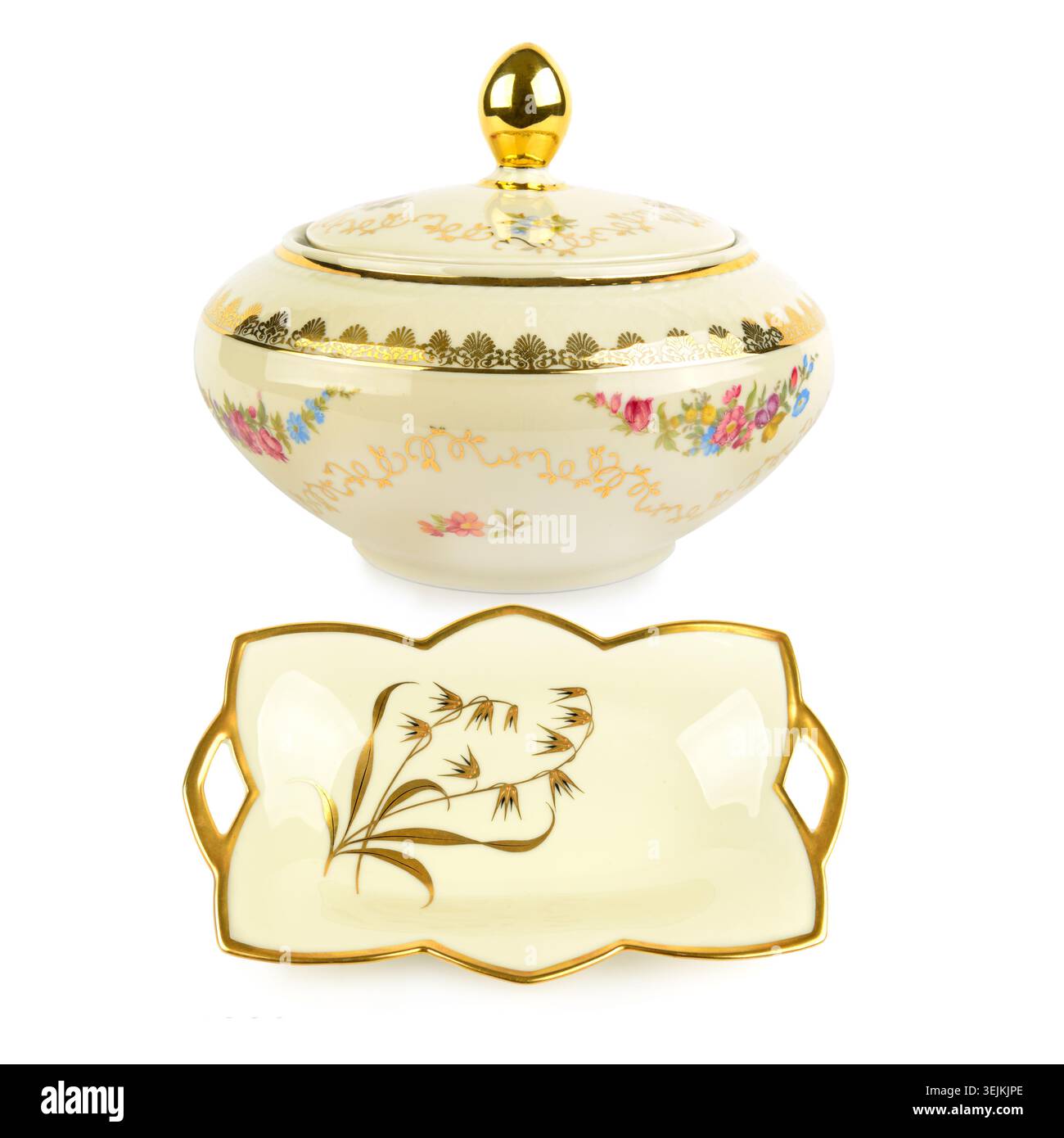 Une belle collection de vaisselle en céramique antique est présentée dans une configuration de cadre carré net et isolé. Banque D'Images
