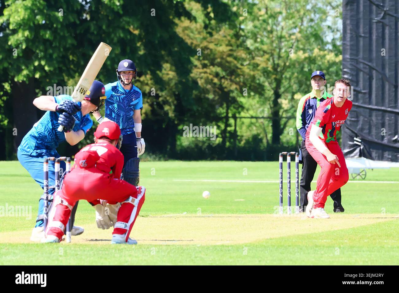 Archie Davies du Lancashire Bowling à Brooke Guest dans un deuxième XI T20 match entre le Derbyshire et le Lancashire ; Oliver Rayner est hors grève Banque D'Images