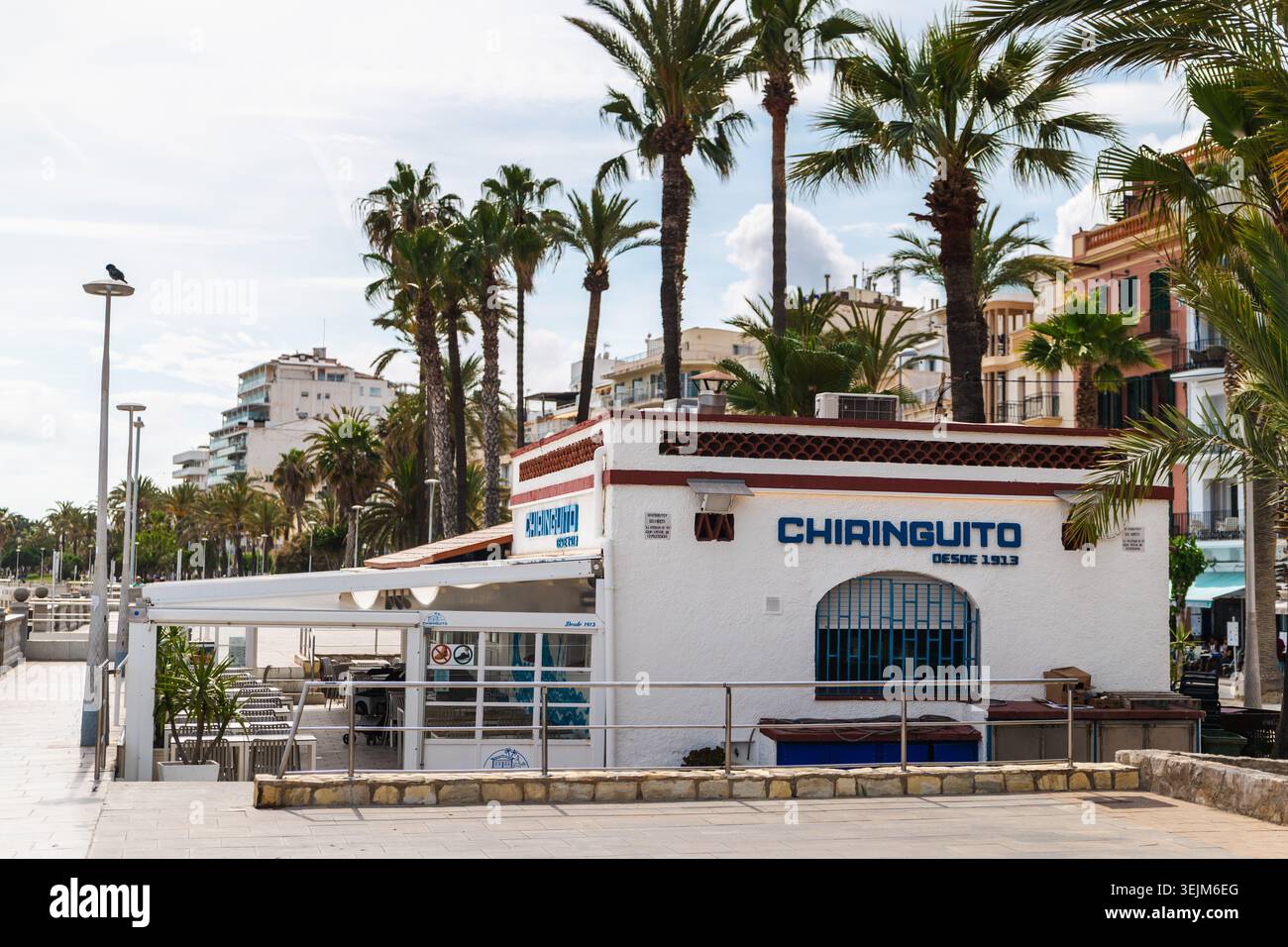 Sitges, Espagne, 10 mai 2026 : bar de plage historique Chiringuito sur la promenade du front de mer avec des palmiers à Sitges, Espagne Banque D'Images